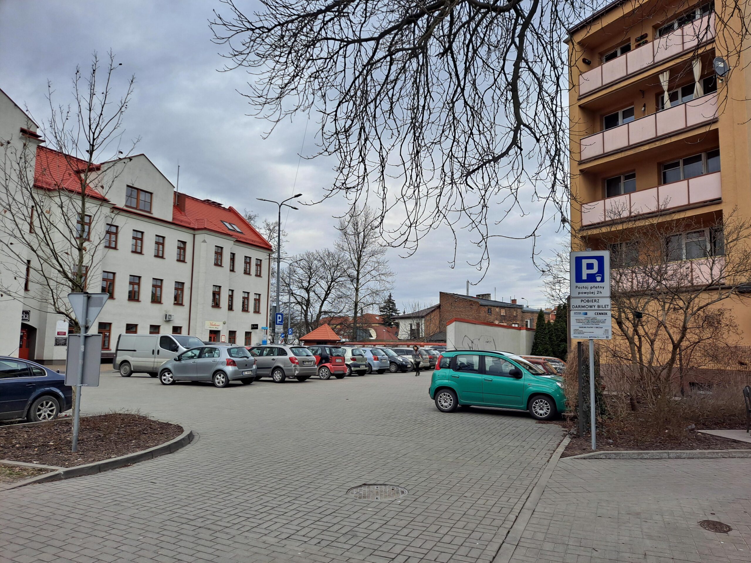 Nowy system parkowania przy ul. Wileńskiej 32 w Wołominie.